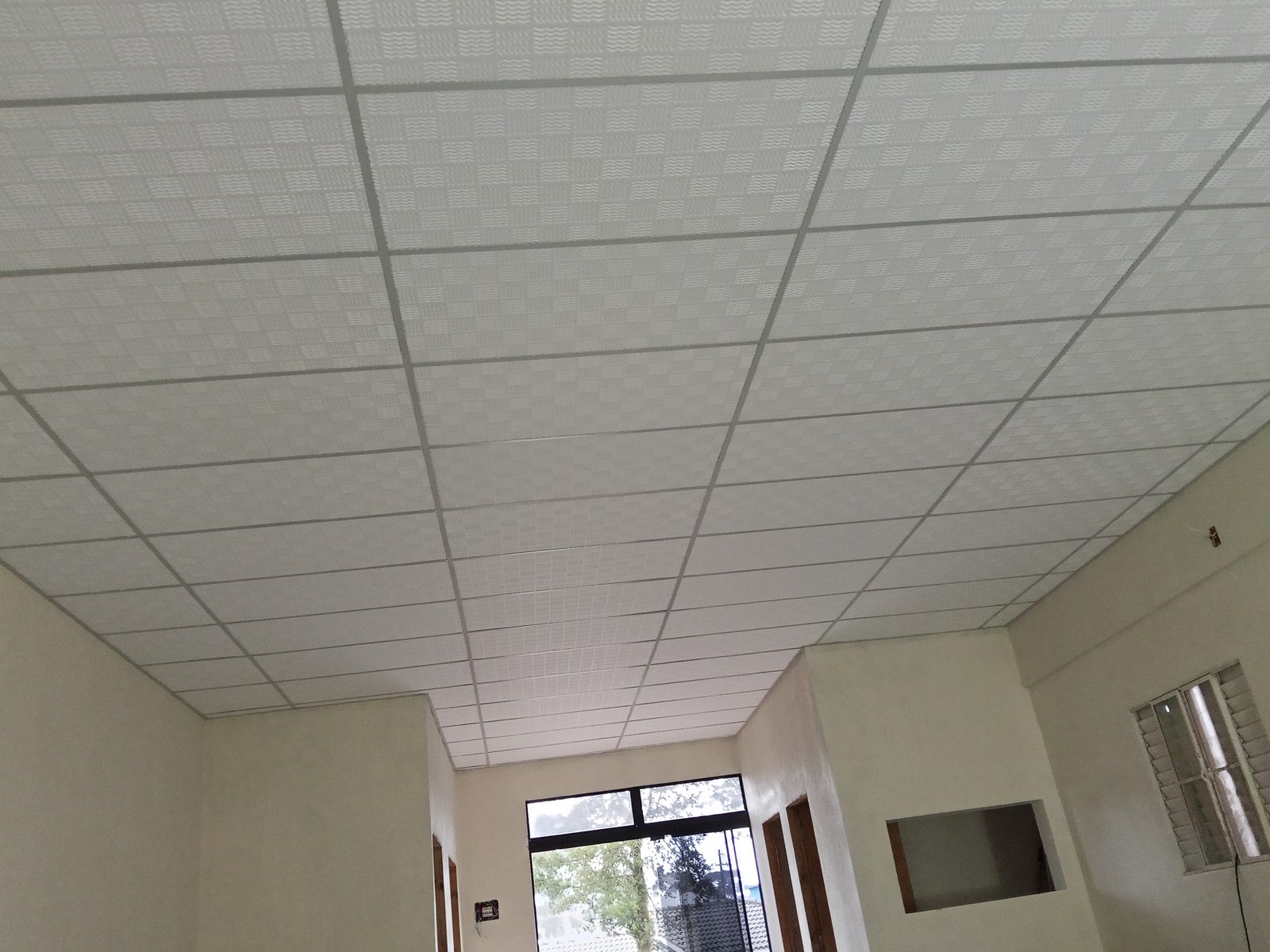Forro de gesso com placas texturizadas residencial.