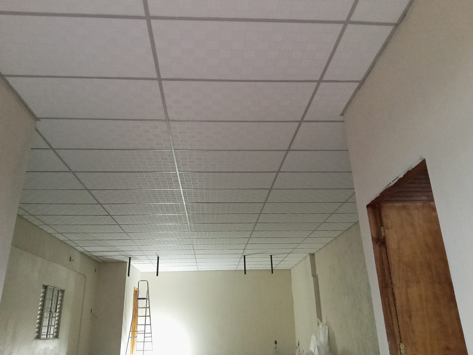 Forro de gesso com tabicas instalado em ambiente residencial.