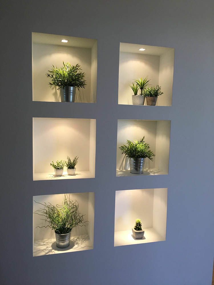 Painel com seis nichos embutidos em drywall com iluminação LED.